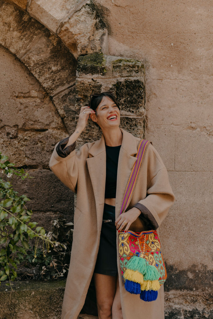 Mochila Wayuu  Sac coloré à bandoulière, tissé à la main par des tisserandes de la communauté indigène Wayuu en Colombie. Sac issu de la slow-fashion et d'une mode éthique.