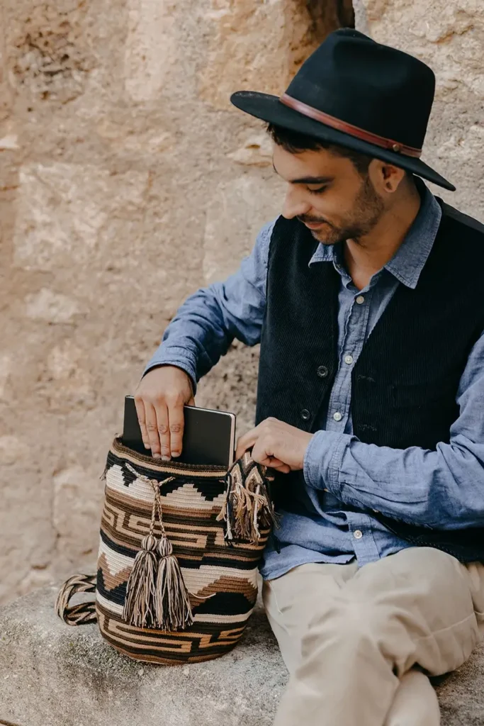 Sac coloré à bandoulière, tissé à la main par des tisserandes de la communauté indigène Wayuu en Colombie. Sac issu de la slow-fashion et d'une mode éthique.