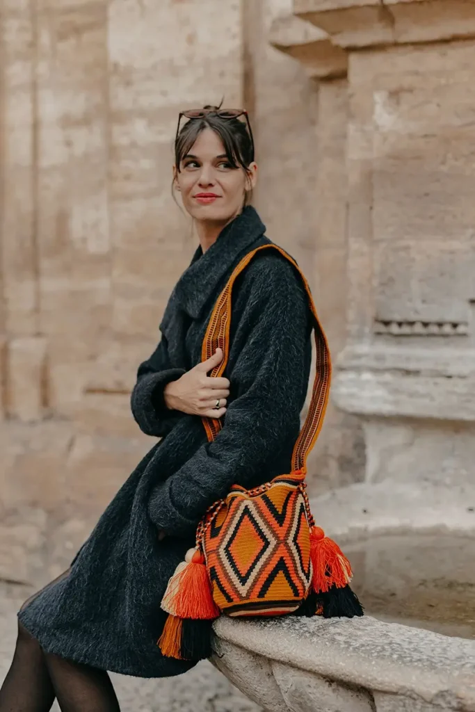 Petit Sac coloré à bandoulière, tissé à la main par des tisserandes de la communauté indigène Wayuu en Colombie. Sac issu de la slow-fashion et d'une mode éthique.