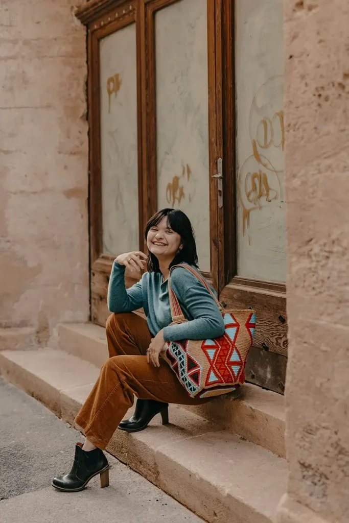 Grand panier, tissé à la main par des tisserandes de la communauté indigène Wayuu en Colombie. Sac issu de la slow-fashion et d'une mode éthique et durable.