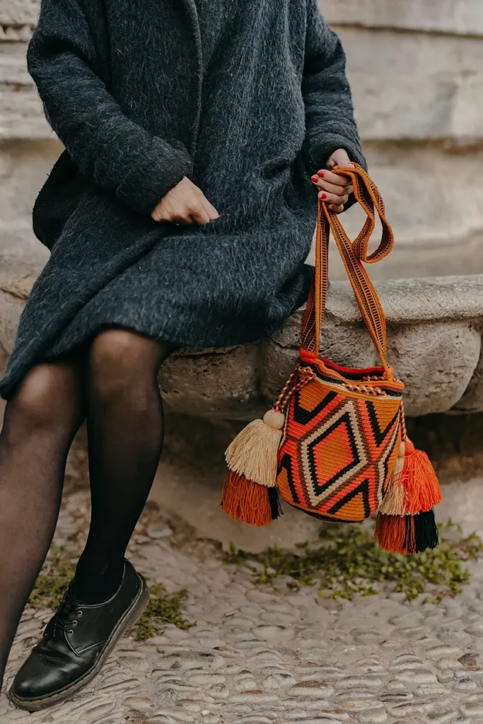 Petit Sac coloré à bandoulière, tissé à la main par des tisserandes de la communauté indigène Wayuu en Colombie. Sac issu de la slow-fashion et d'une mode éthique.