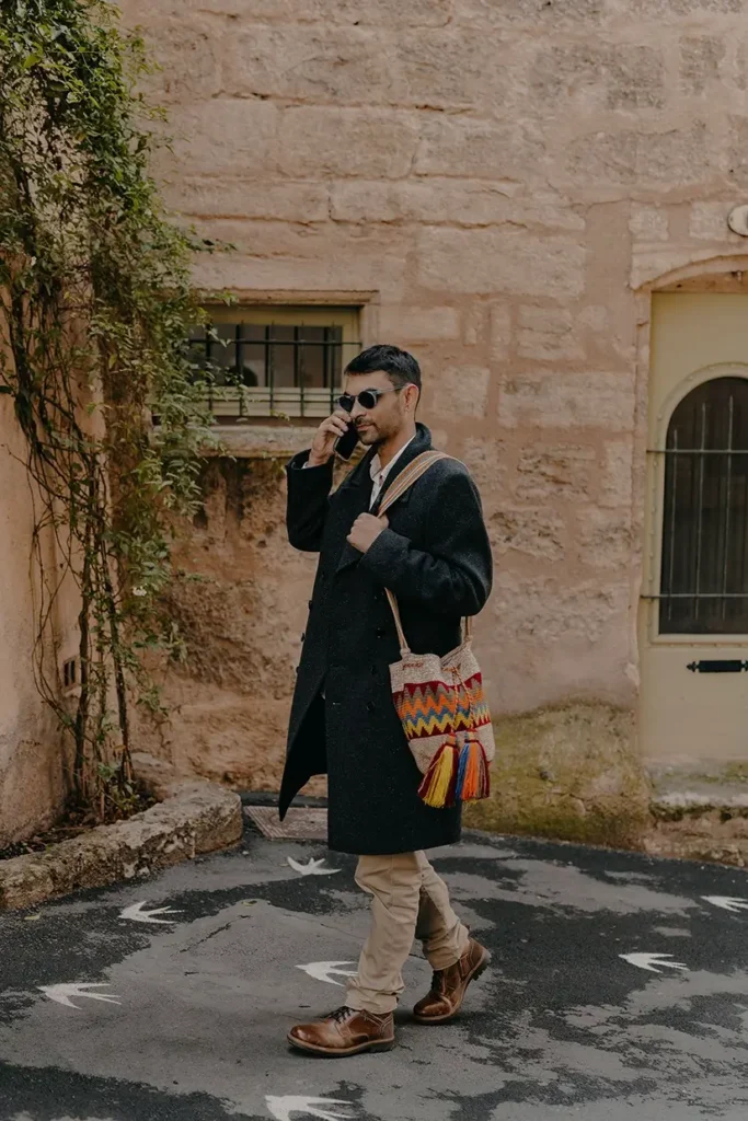 Sac coloré à bandoulière, tissé à la main par des tisserandes de la communauté indigène Wayuu en Colombie. Sac issu de la slow-fashion et d'une mode éthique.