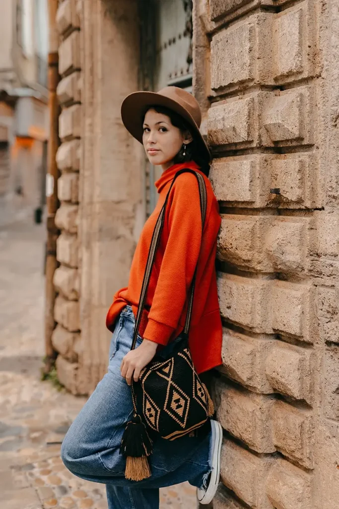 Petit Sac coloré à bandoulière, tissé à la main par des tisserandes de la communauté indigène Wayuu en Colombie. Sac issu de la slow-fashion et d'une mode éthique.