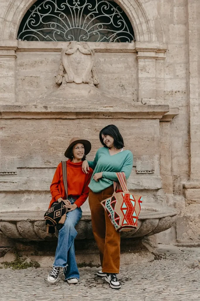 Grand panier, tissé à la main par des tisserandes de la communauté indigène Wayuu en Colombie. Sac issu de la slow-fashion et d'une mode éthique et durable.