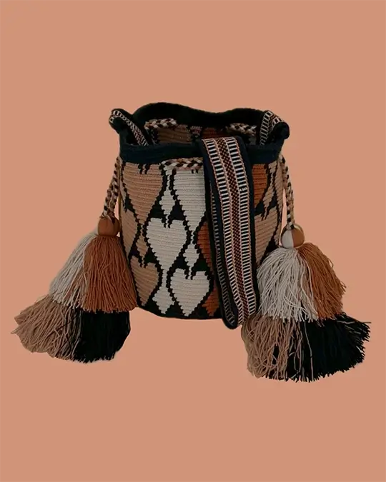 Petit Sac à bandoulière, tissé à la main par des tisserandes de la communauté indigène Wayuu en Colombie. Tous les modèles sont uniques et issus de la slow-fashion.