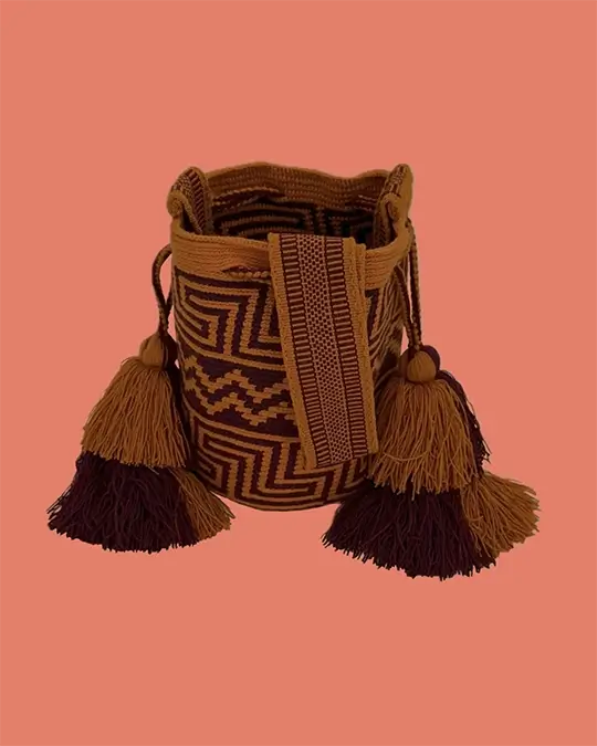 Petit Sac à bandoulière, tissé à la main par des tisserandes de la communauté indigène Wayuu en Colombie. Tous les modèles sont uniques et issus de la slow-fashion.