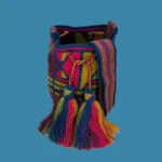 Petit Sac à bandoulière, tissé à la main par des tisserandes de la communauté indigène Wayuu en Colombie. Tous les modèles sont uniques et issus de la slow-fashion.