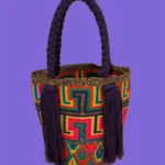 Panier à anses tressées, tissé à la main par des tisserandes de la communauté indigène Wayuu en Colombie. Tous les modèles sont uniques et issus de la slow-fashion.