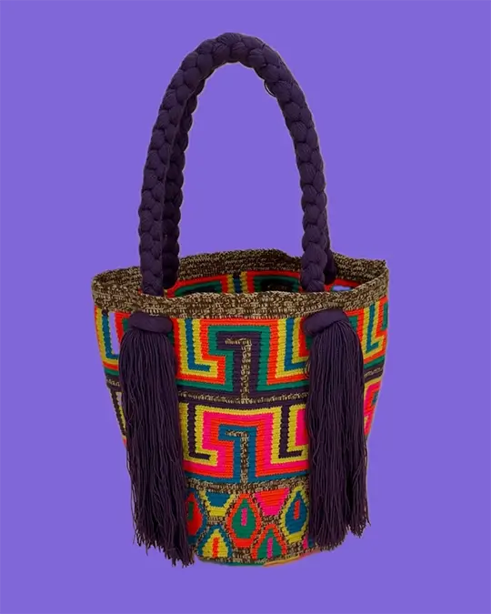 Panier à anses tressées, tissé à la main par des tisserandes de la communauté indigène Wayuu en Colombie. Tous les modèles sont uniques et issus de la slow-fashion.