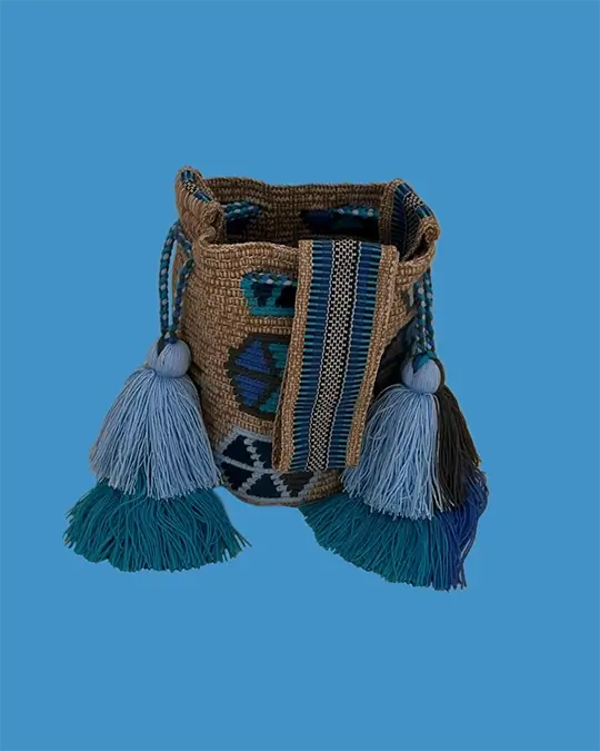 Sac à bandoulière, tissé à la main par des tisserandes de la communauté indigène Wayuu en Colombie. Tous les modèles sont uniques et issus de la slow-fashion.