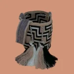 Sac à bandoulière, tissé à la main, par des tisserande de la communauté indigène Wayuu en Colombie. Tous les modèles sont uniques et issu de la slow-fashion.