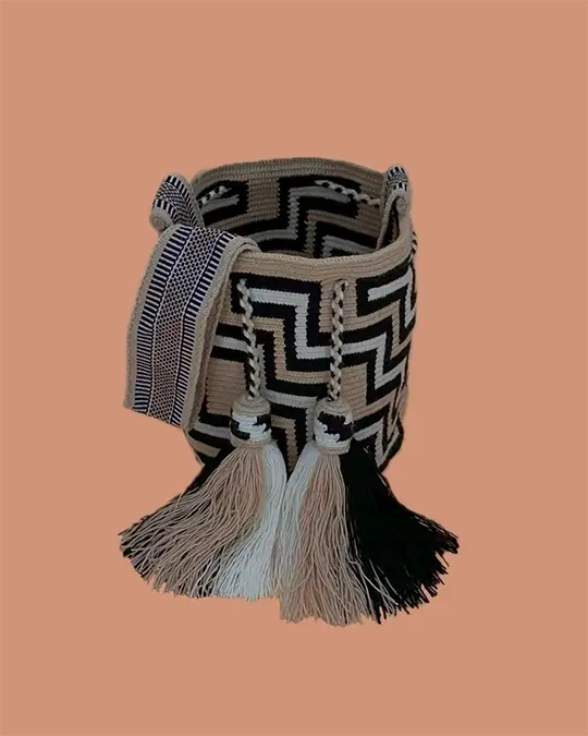 Sac à bandoulière, tissé à la main, par des tisserande de la communauté indigène Wayuu en Colombie. Tous les modèles sont uniques et issu de la slow-fashion.