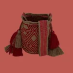 Sac à bandoulière Sapzurro. Tissé à la main par des artisanes de la communauté Wayuu en Colombie. Pompons et motifs beige et rouge