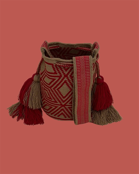 Sac à bandoulière Sapzurro. Tissé à la main par des artisanes de la communauté Wayuu en Colombie. Pompons et motifs beige et rouge