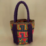 Sac à bandoulière, tissé à la main par des tisserandes de la communauté indigène Wayuu en Colombie. Tous les modèles sont uniques et issus de la slow-fashion.