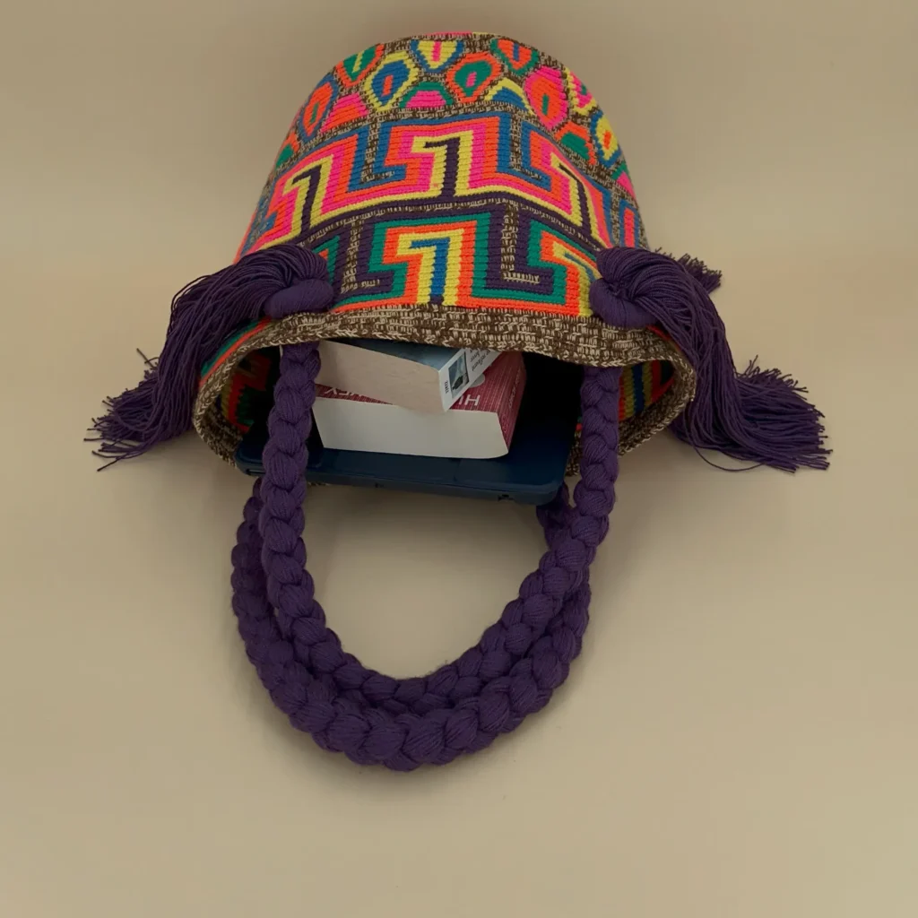 Sac à bandoulière, tissé à la main par des tisserandes de la communauté indigène Wayuu en Colombie. Tous les modèles sont uniques et issus de la slow-fashion.