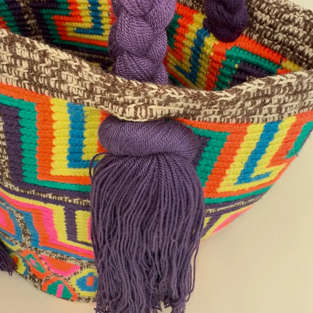 Sac à bandoulière, tissé à la main par des tisserandes de la communauté indigène Wayuu en Colombie. Tous les modèles sont uniques et issus de la slow-fashion.