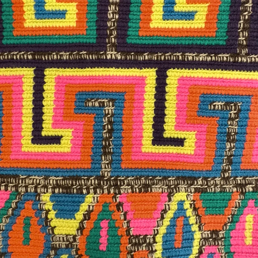 Sac à bandoulière, tissé à la main par des tisserandes de la communauté indigène Wayuu en Colombie. Tous les modèles sont uniques et issus de la slow-fashion.