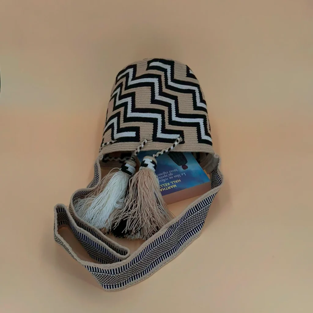 Sac à bandoulière, tissé à la main, par des tisserande de la communauté indigène Wayuu en Colombie. Tous les modèles sont uniques et issu de la slow-fashion.