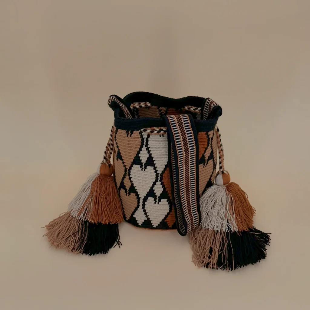 Petit Sac à bandoulière, tissé à la main par des tisserandes de la communauté indigène Wayuu en Colombie. Tous les modèles sont uniques et issus de la slow-fashion.