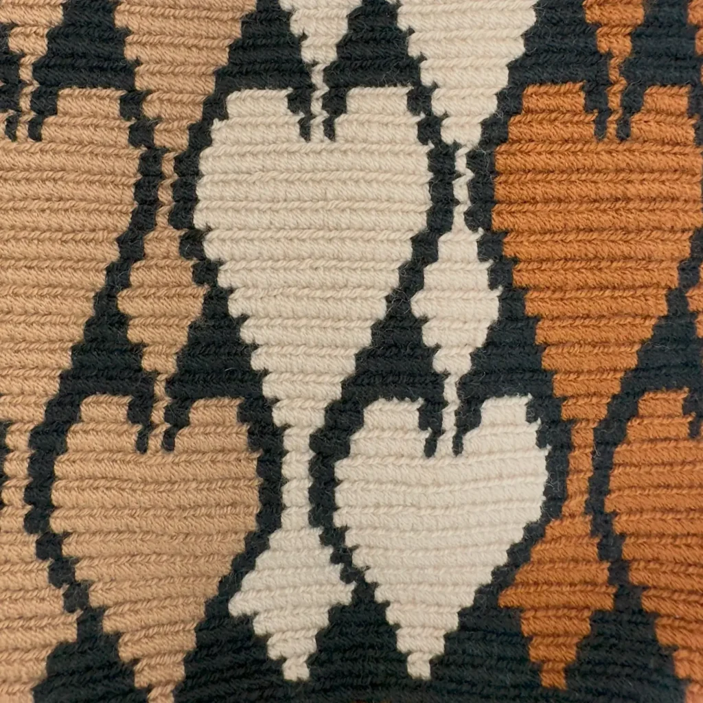 Petit Sac à bandoulière, tissé à la main par des tisserandes de la communauté indigène Wayuu en Colombie. Tous les modèles sont uniques et issus de la slow-fashion.