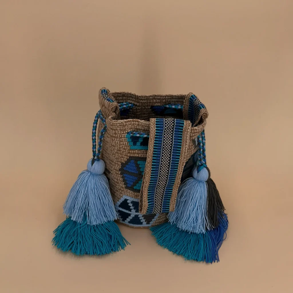 Sac à bandoulière, tissé à la main par des tisserandes de la communauté indigène Wayuu en Colombie. Tous les modèles sont uniques et issus de la slow-fashion.