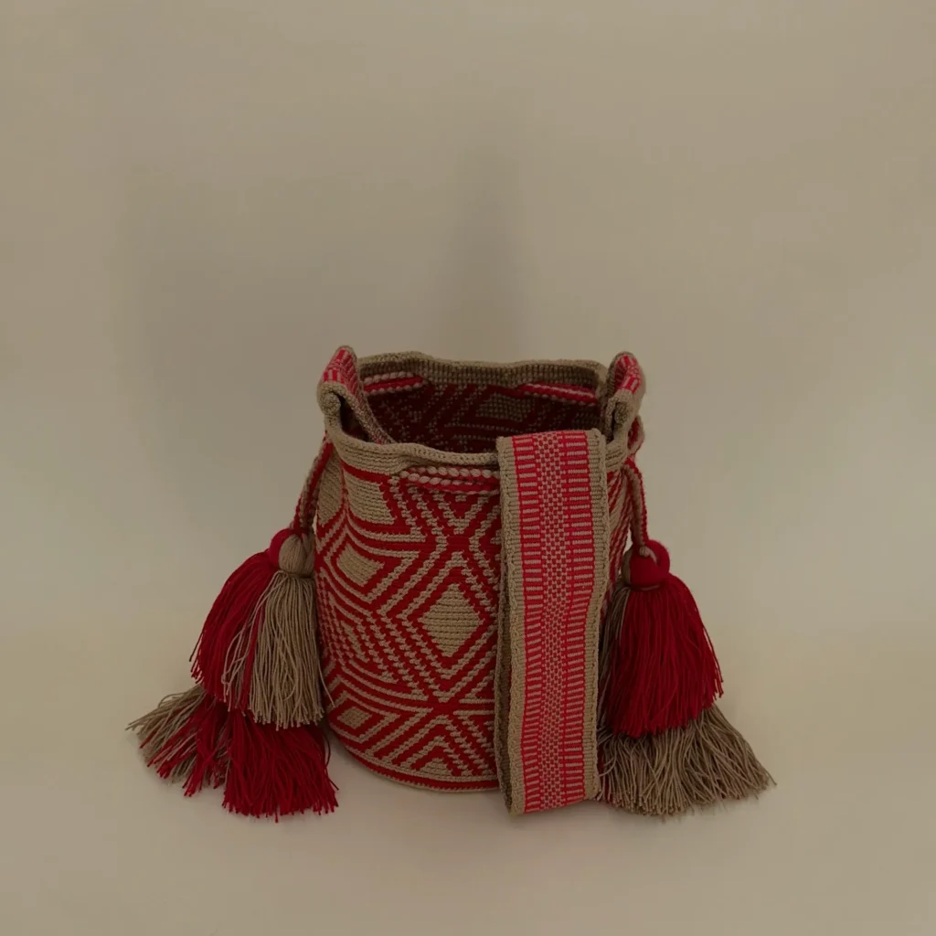 Petit Sac à bandoulière, tissé à la main par des tisserandes de la communauté indigène Wayuu en Colombie. Tous les modèles sont uniques et issus de la slow-fashion.