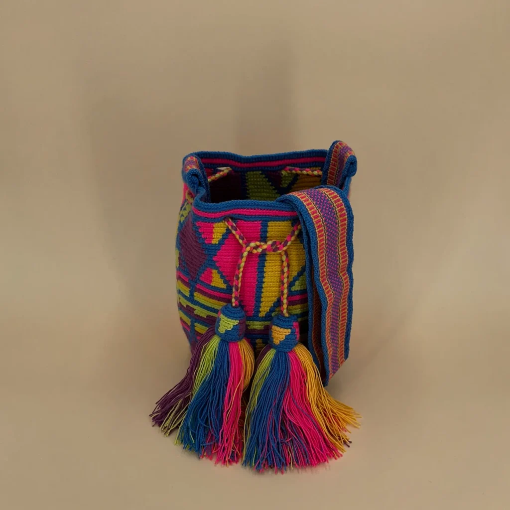 Petit Sac à bandoulière, tissé à la main par des tisserandes de la communauté indigène Wayuu en Colombie. Tous les modèles sont uniques et issus de la slow-fashion.