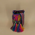 Petit Sac à bandoulière, tissé à la main par des tisserandes de la communauté indigène Wayuu en Colombie. Tous les modèles sont uniques et issus de la slow-fashion.