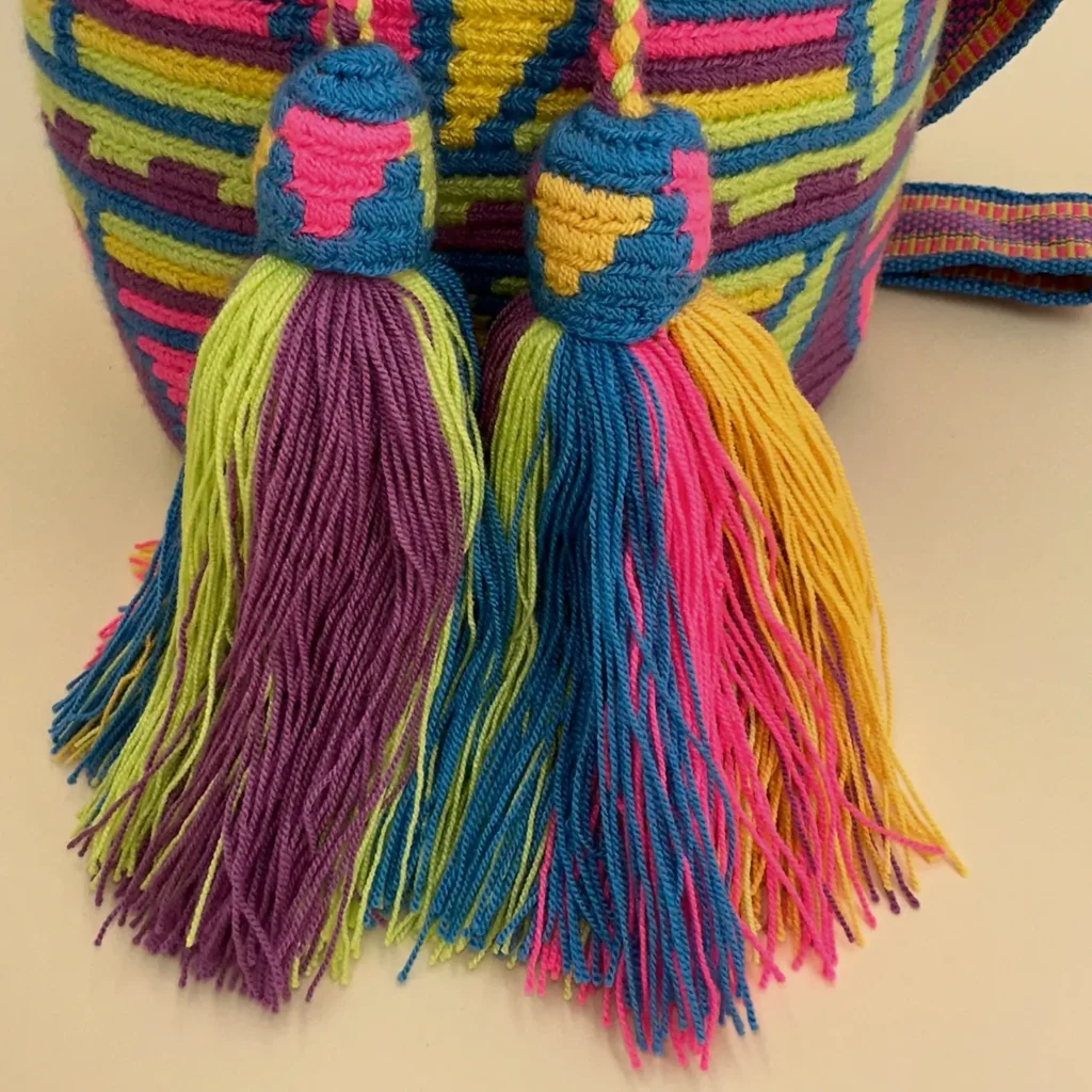 Petit Sac à bandoulière, tissé à la main par des tisserandes de la communauté indigène Wayuu en Colombie. Tous les modèles sont uniques et issus de la slow-fashion.