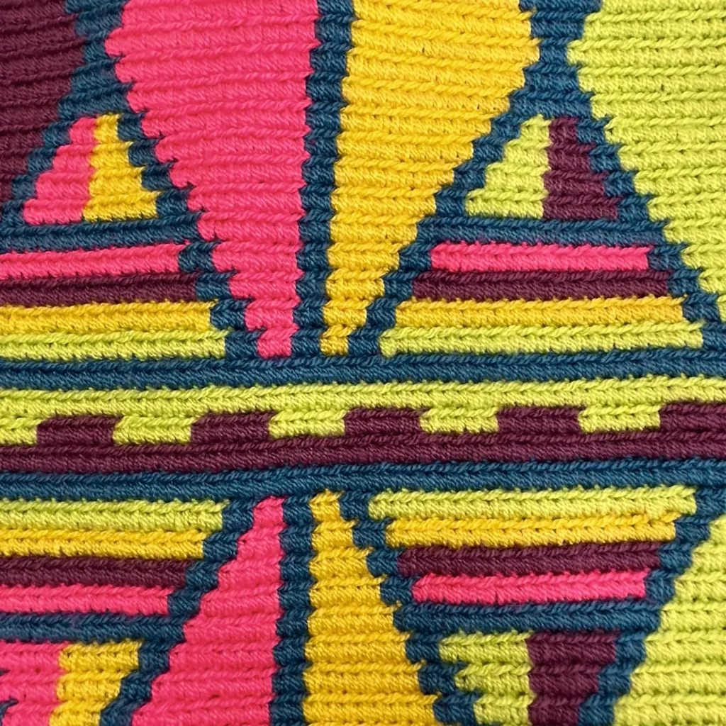 Petit Sac à bandoulière, tissé à la main par des tisserandes de la communauté indigène Wayuu en Colombie. Tous les modèles sont uniques et issus de la slow-fashion.